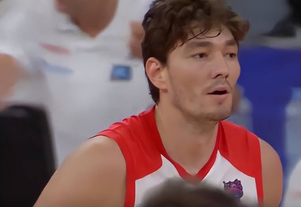 九游体育真人娱乐 西班牙队教练压力巨大！，詹姆斯遭遇七持续失利赛场气氛高涨