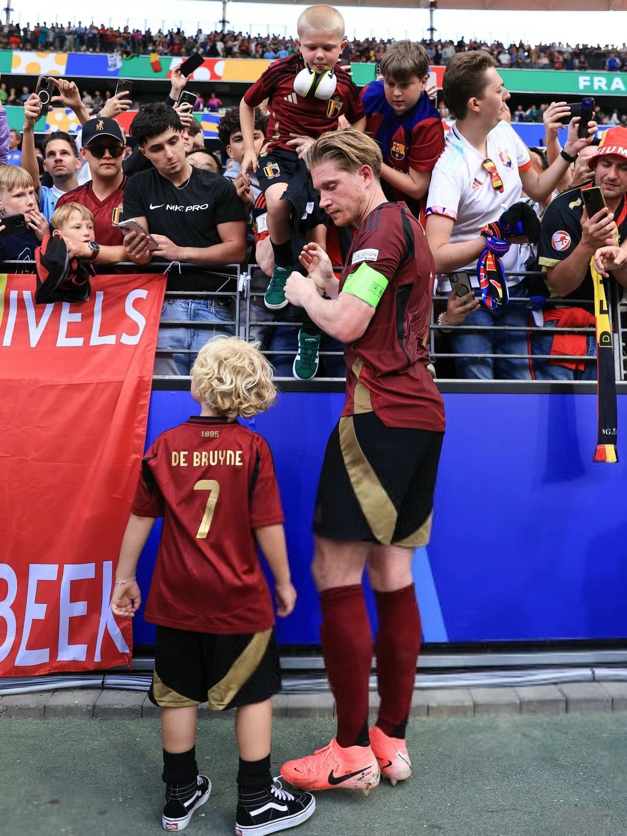 九游体育真人娱乐萨克拉门托国王训练开放日;清晨远射贴柱引欢呼;欧超杯在即;临场指挥获称赞的简单介绍